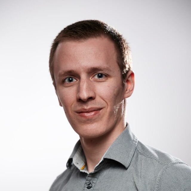 Uśmiechnięty mężczyzna w koszuli.